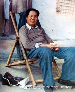 毛泽东躺在躺椅上图片