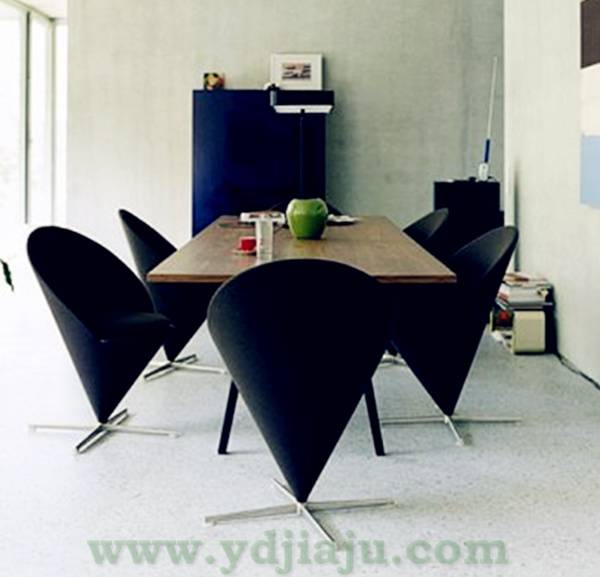 心型椅子(Verner Panton Heart Shaped Cone Chair)场景图片4
