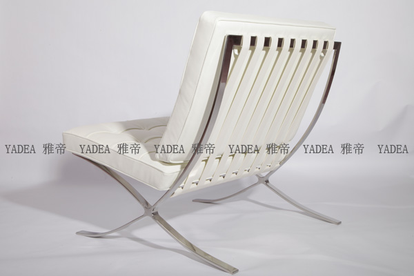 白色巴塞罗那椅(Barcelona Chair in red leather)