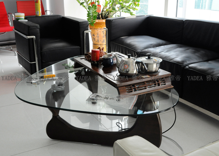 柯布西耶设计的真皮沙发(Le Corbusier Sofa)