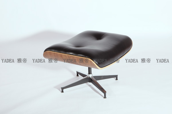 核桃木贴皮的<a href='http://www.ydjiaju.com/Products/EamesLoungeChair.html' class='keys' title='点击查看关于伊姆斯休闲椅的相关信息' target='_blank'>伊姆斯休闲椅</a>（walnut Eames Lounge Chair）