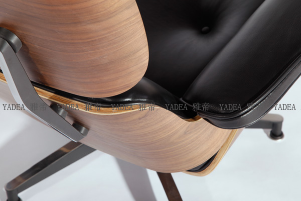 核桃木贴皮的伊姆斯休闲椅（walnut Eames Lounge Chair）