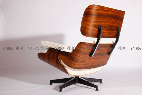 白色<a href='http://www.ydjiaju.com/Products/EamesLoungeChair.html' class='keys' title='点击查看关于伊姆斯休闲椅的相关信息' target='_blank'>伊姆斯休闲椅</a>（Eames Lounge Chair In White Leather）