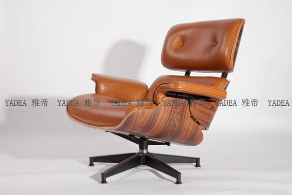 橙色核桃木贴皮的伊姆斯休闲椅(Walnut Eames Lounge Chair In Orange Leather)