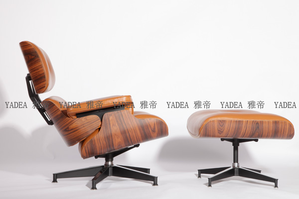 橙色核桃木贴皮的伊姆斯休闲椅(Walnut Eames Lounge Chair In Orange Leather)