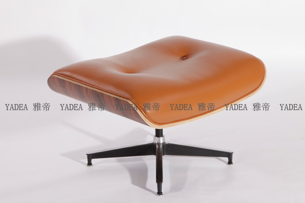 橙色核桃木贴皮的伊姆斯休闲椅(Walnut Eames Lounge Chair In Orange Leather)