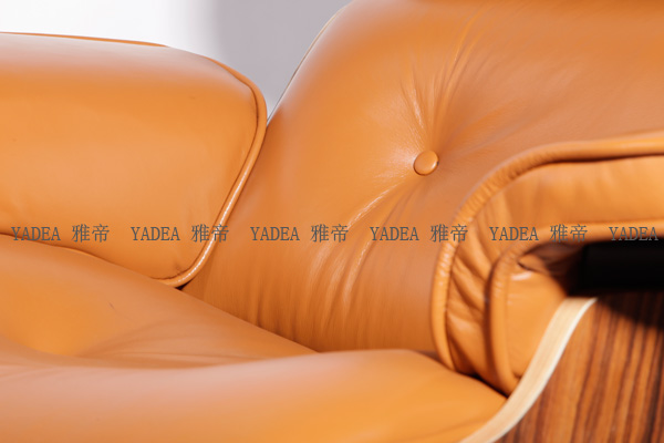 橙色核桃木贴皮的伊姆斯休闲椅(Walnut Eames Lounge Chair In Orange Leather)