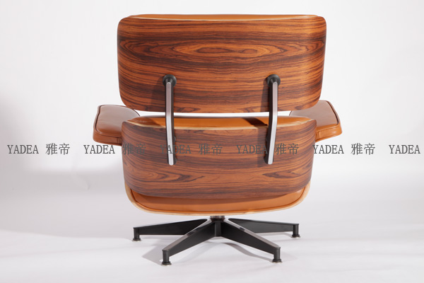 橙色核桃木贴皮的伊姆斯休闲椅(Walnut Eames Lounge Chair In Orange Leather)