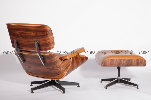 橙色核桃木贴皮的伊姆斯休闲椅(Walnut Eames Lounge Chair In Orange Leather)
