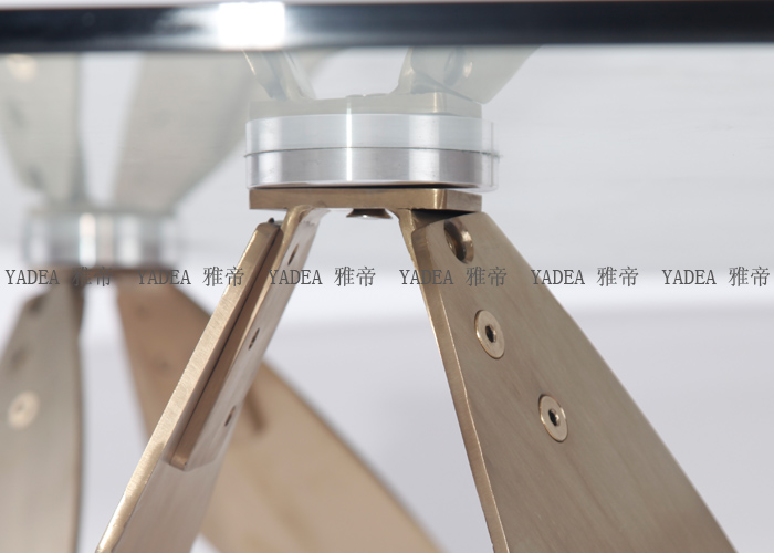 不锈钢配玻璃的桌子