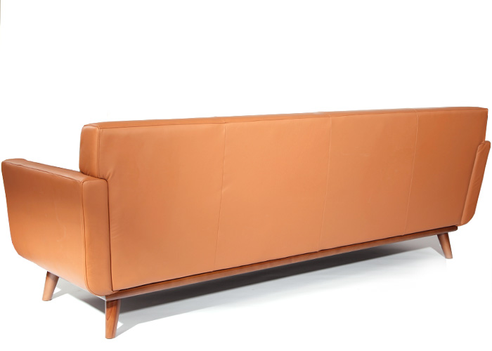 真皮三人斯皮尔沙发（Spiers Sofa）的侧后方图片