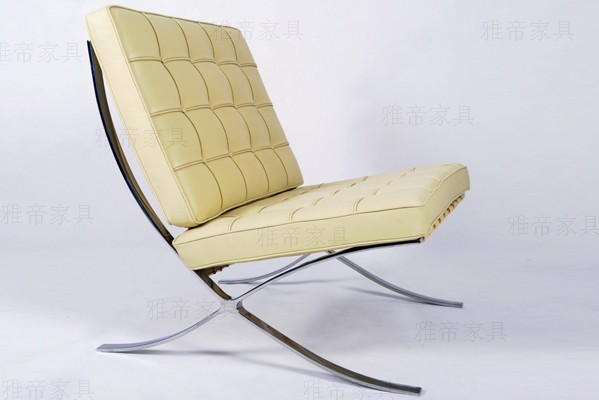 米色巴塞罗那椅（Barcelona Chair In Cream-colored）