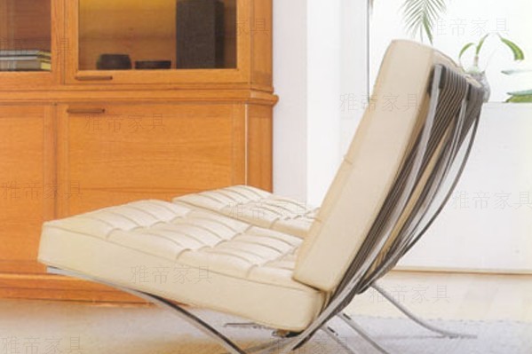 米色巴塞罗那椅（Barcelona Chair In Cream-colored）