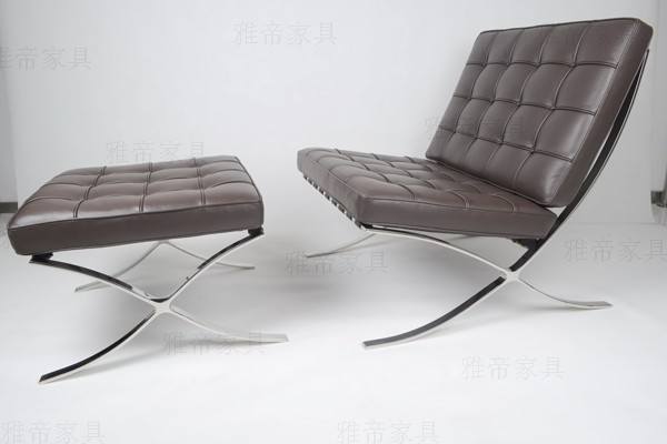 深棕色巴塞罗那椅子（Barcelona Chair In Dark Brown Leather）