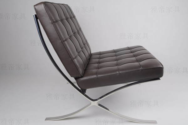 深棕色巴塞罗那椅子(Barcelona Chair In Dark Brown Leather)