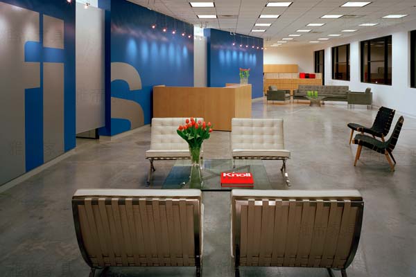 白色巴塞罗那椅(Barcelona Chair in red leather)