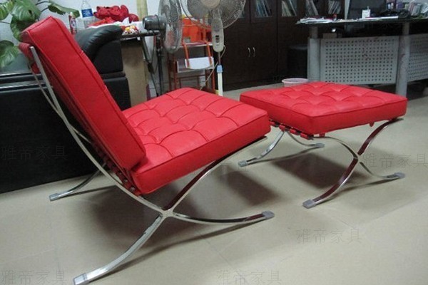 红色巴塞罗那椅(Barcelona Chair in red leather)