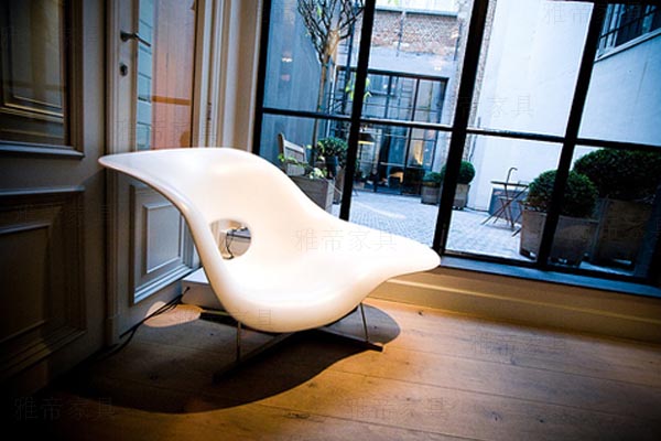 贝壳贵妃椅(Eames La Chaise) 贝壳贵妃椅(Eames La Chaise)