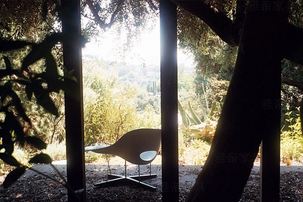 贝壳贵妃椅(Eames La Chaise) 贝壳贵妃椅(Eames La Chaise)