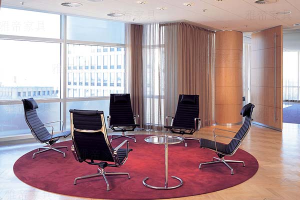 伊姆斯办公椅高背带头枕(Aluminum Executive Lounge Chair)