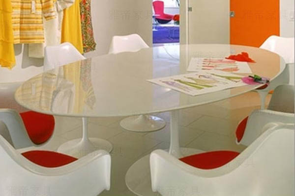 沙里宁郁金香餐桌(Saarinen Tulip Oval Dining Table)