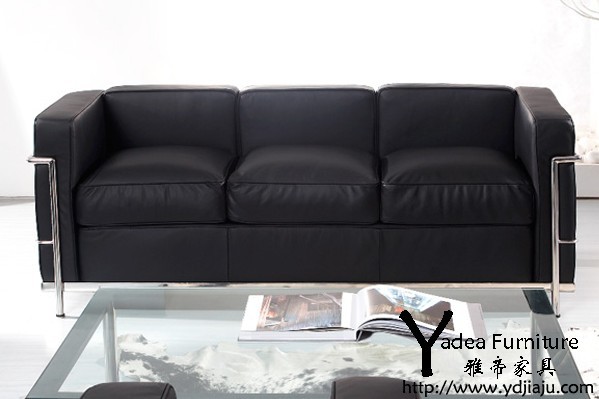柯布西耶设计的真皮沙发(Le Corbusier Sofa)