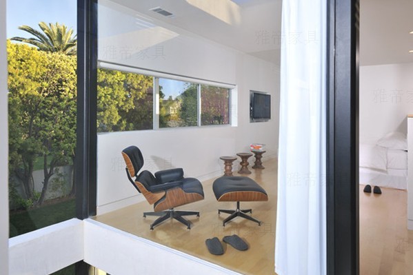 核桃木贴皮的伊姆斯休闲椅（walnut Eames Lounge Chair）