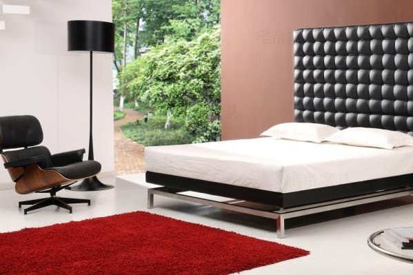 核桃木贴皮的伊姆斯休闲椅（walnut Eames Lounge Chair）