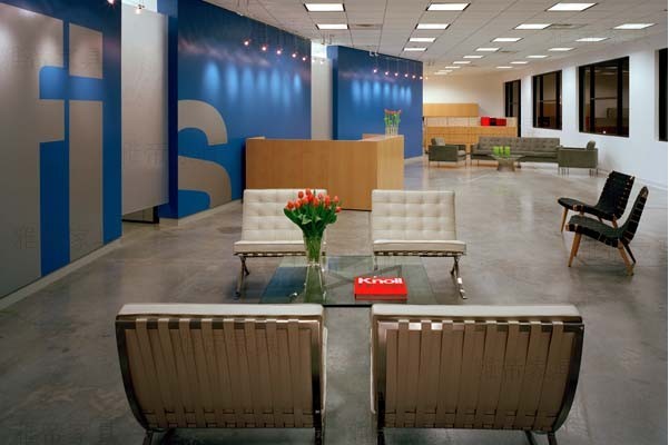 白色的巴塞罗那椅