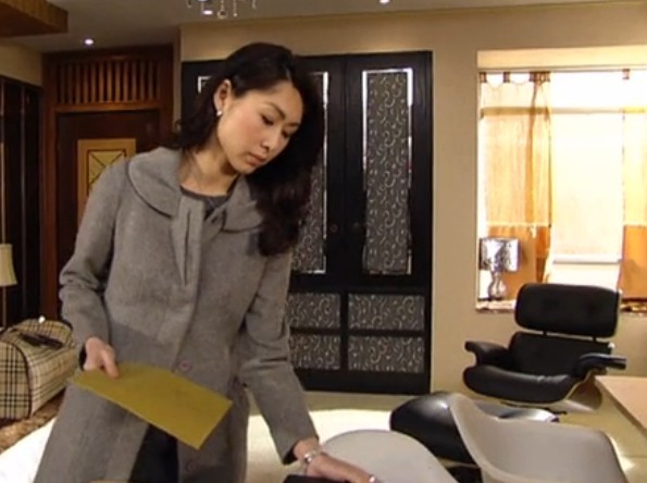 《法证先锋》出现的<a href='http://www.ydjiaju.com/Products/EamesLoungeChair.html' class='keys' title='点击查看关于伊姆斯休闲椅的相关信息' target='_blank'>伊姆斯休闲椅</a> Eames Lounge Chair 3