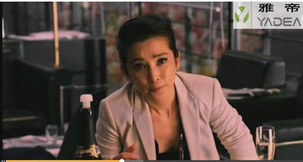 电影《我愿意》中出现的Corbusier Sofa