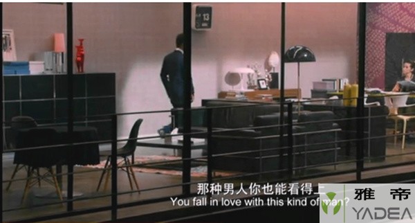 电影《我愿意》中出现的Corbusier Sofa和Eames Plastic Side Chair